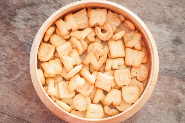 Direct boven schot van snacks in schaal op tafel