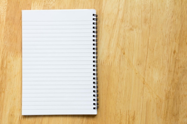 Direct boven schot van spiraalvormige notitieboek op houten tafel