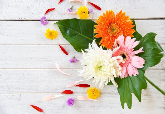Direct boven schot van veelkleurige bloem op tafel