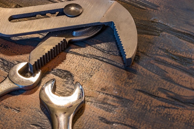 Foto direct boven schot van werktuigen op een houten tafel