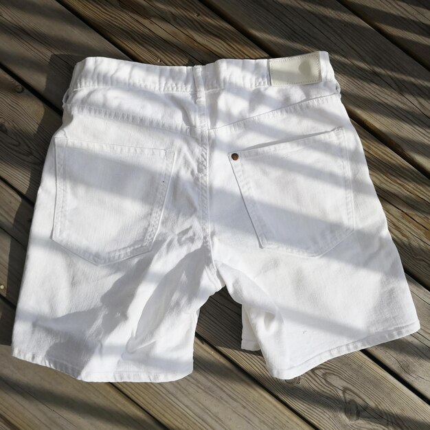 Direct boven schot van witte hot pants op houten tafel