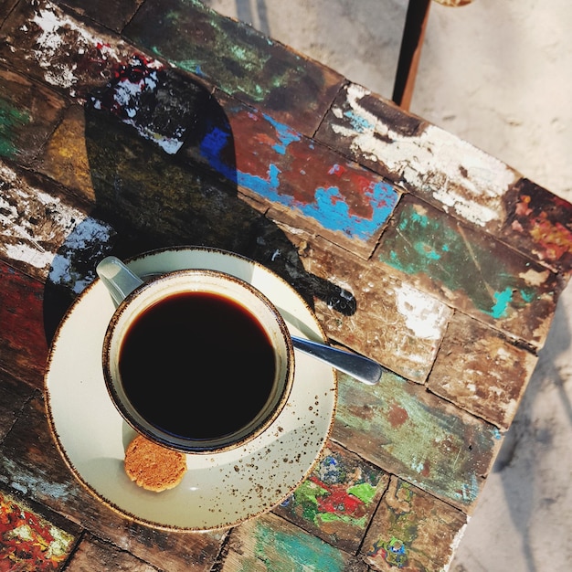 Foto direct boven schot van zwarte koffie op tafel op de stoep koffie