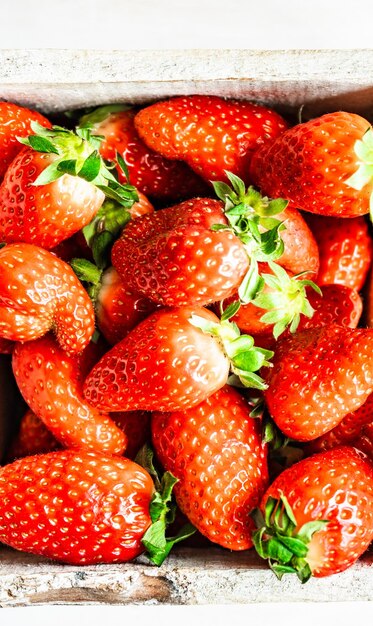 Foto direct boven shot van aardbeien in schaal op tafel