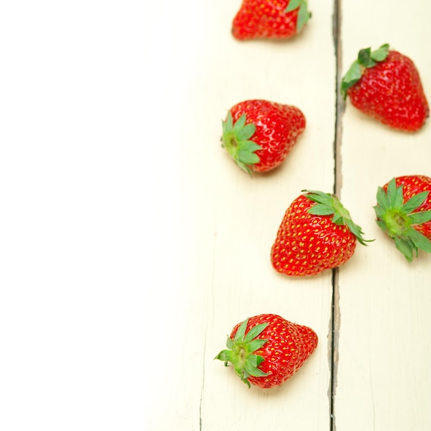 Direct boven shot van aardbeien op tafel
