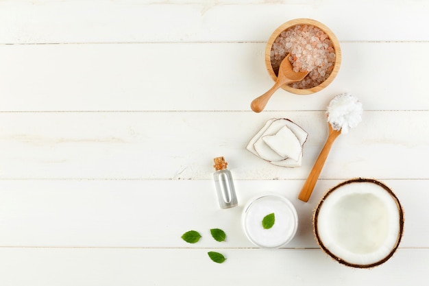 Direct boven shot van aromatherapie ingrediënten op tafel