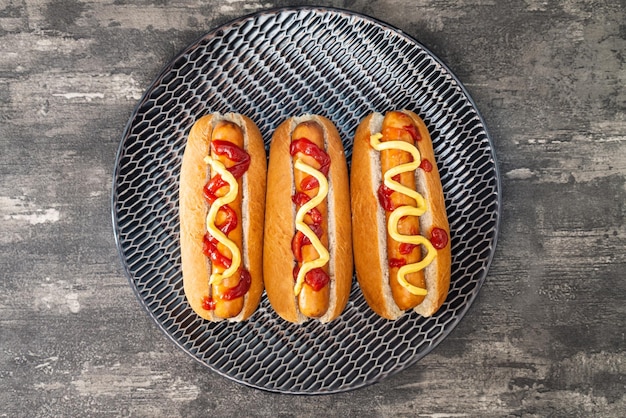 Foto direct boven shot van hotdog in bord op tafel