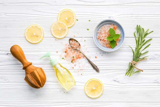 Direct boven shot van spa ingrediënten op de witte tafel