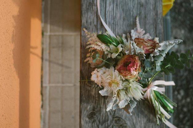 Direct boven uitzicht op bloemen op een houten reling