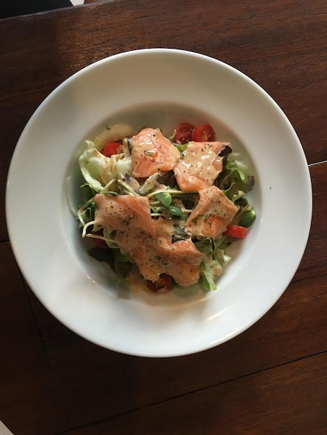 Direct boven uitzicht op een salade die op tafel wordt geserveerd