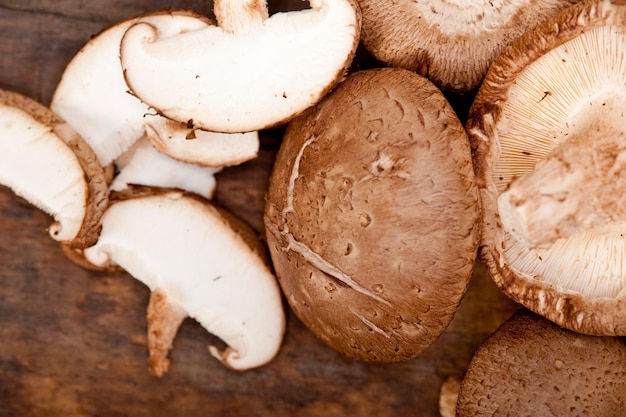 Direct boven uitzicht op eetbare paddestoelen op tafel