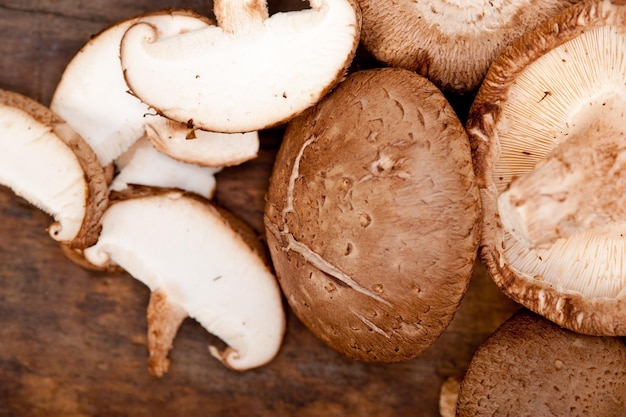 Foto direct boven uitzicht op eetbare paddestoelen op tafel