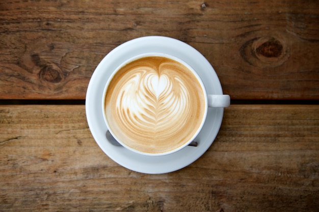 Direct boven uitzicht op verse koffie op tafel