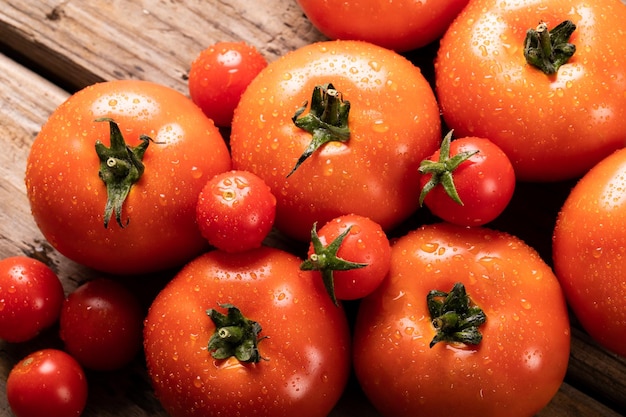 Direct boven zicht op verse rode tomaten met waterdruppels op tafel