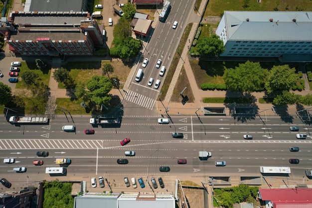 Direct boven zicht op weg met verkeersweginfrastructuur oplossen van autoverkeersopstopping