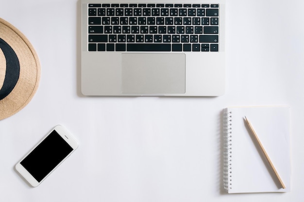 Direct boven zicht van laptop op tafel