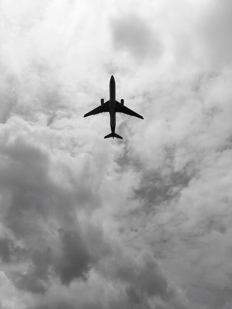 Foto direct hieronder een opname van een vliegtuig dat in een bewolkte lucht vliegt