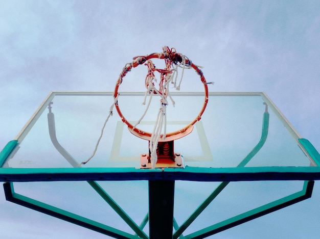 Foto direct onder schot van beschadigde basketbalhoepel tegen de lucht