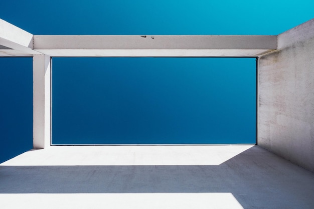 Direct onder schot van heldere blauwe hemel gezien door glas plafond