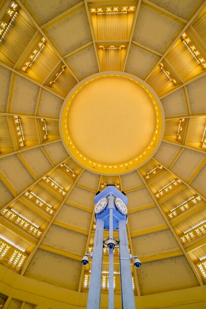 Foto direct onder schot van verlichte plafond in gebouw