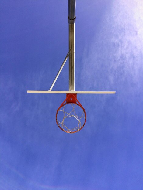 Direct onder uitzicht van basketbalhoop tegen blauwe lucht