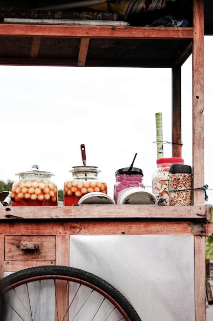 Foto vista diretta del carrello wedang ronde cibo di strada indonesiano