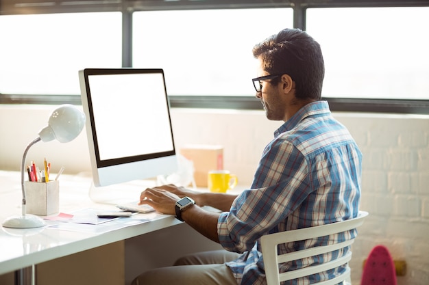 Directeur die aan computer werkt