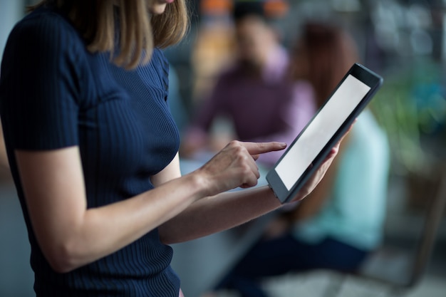 Directeur die digitale tablet in bureau gebruiken