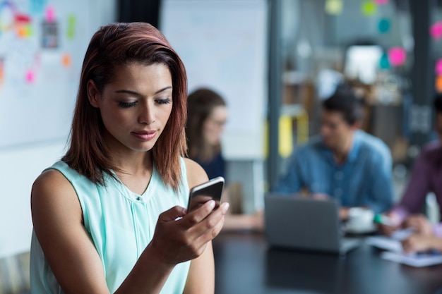 Directeur die mobiele telefoon met behulp van