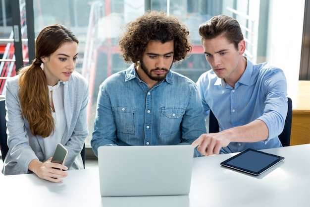 Directeur die over laptop in vergadering bespreekt