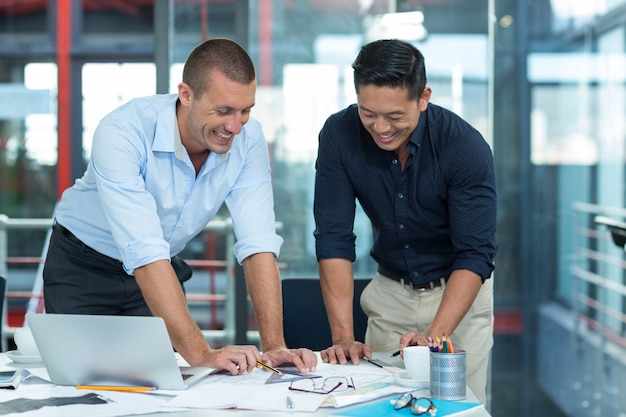 Directeuren bespreken over document