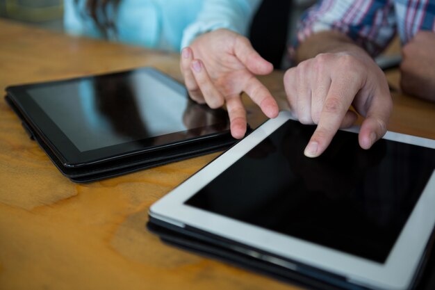 Foto directeuren die digitale tablet gebruiken bij bureau