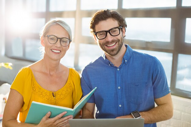 Directeuren die document en laptop houden