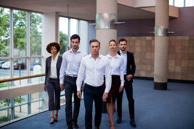 Directeuren die in de lobby van een conferentiecentrum lopen