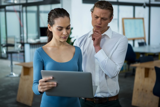 Directeuren die over laptop bespreken