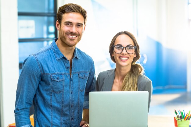 Directeuren die zich met laptop bevinden