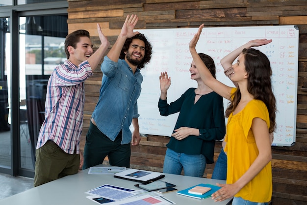 Directeuren geven high five in office