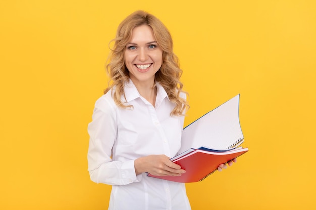 Directieassistent of medewerker. zakenvrouw. aantekeningen maken. vrolijke vrouw in wit overhemd. kantoormedewerker met notebook. leraar of secretaresse. zakelijke casual stijl. meisje witte kraag houd notitieblok.