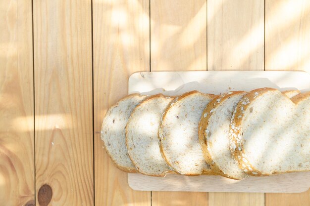 写真 テーブルの上の朝食のショットのすぐ上に