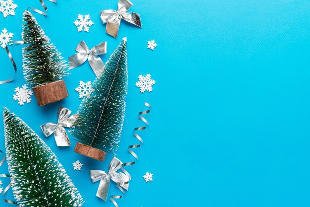 写真 青い背景のクリスマスの装飾の直接上のショット
