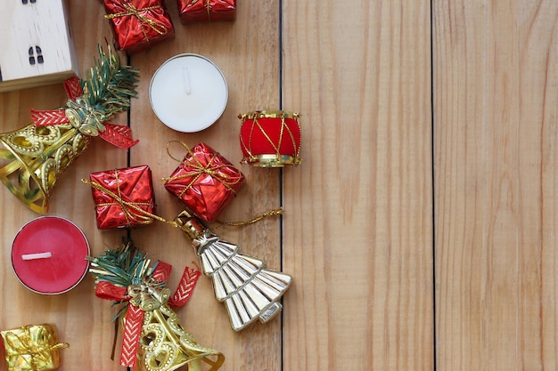 写真 テーブルの上のクリスマスの装飾の直接上のショット