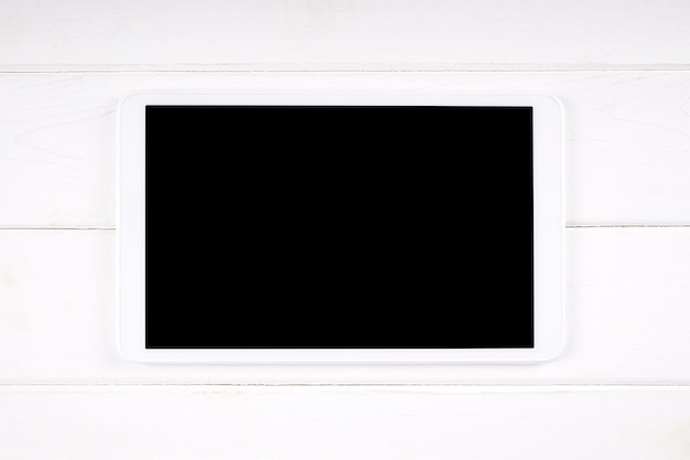 写真 白い木製のテーブル上のデジタルタブレットの直接上のショット