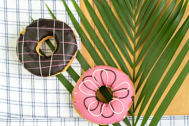 Фото Прямо над пончиками на пальмовых листьях.