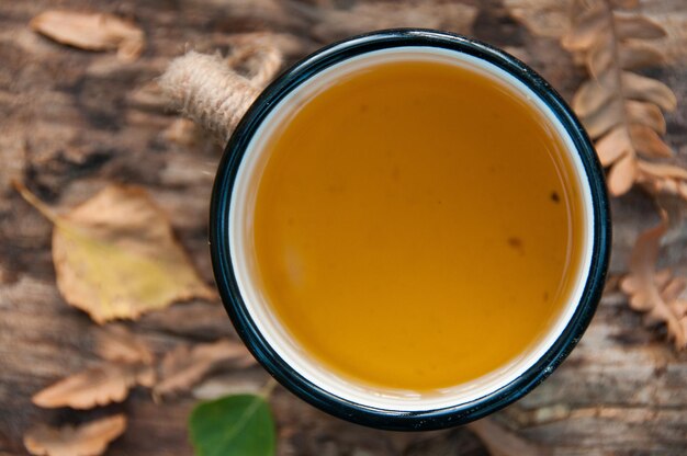 写真 テーブルの上の飲み物の直接上のショット