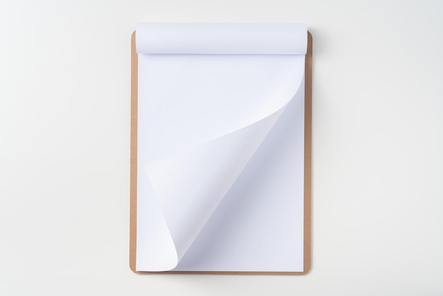 写真 白い背景のクリップボードの空の紙の直接上のショット