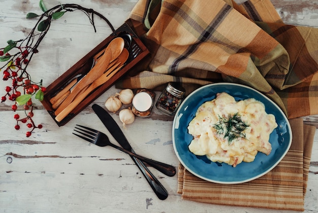 写真 テーブルの上にある皿の上の食料の直接上のショット