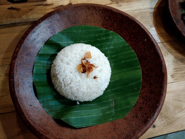 写真 テーブルの上の皿の中の食べ物のショットのすぐ上