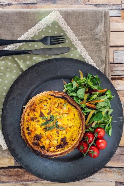 写真 テーブルの上にある皿の上の食料の直接上のショット