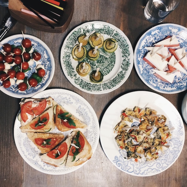 写真 皿の中の食べ物のショットのすぐ上に