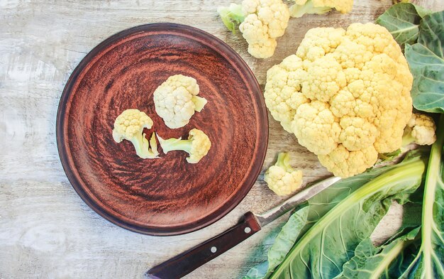 写真 テーブルの上の食料の直接上のショット