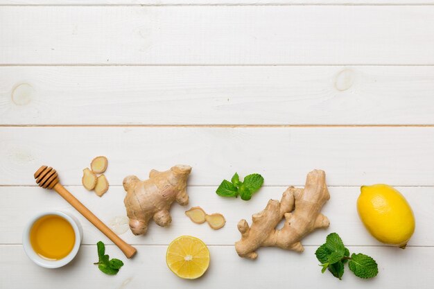 写真 テーブルの上の食料の直接上のショット